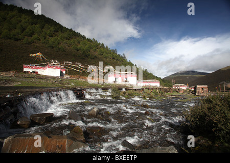 Bel paesaggio lungo il Sichaun - Tibet Autostrada o Strada Qinghai (verso Lhasa) in Cina. Foto Stock