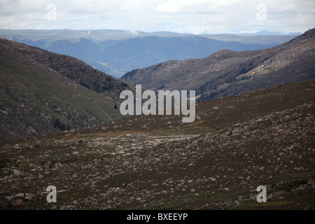 Bel paesaggio lungo il Sichaun - Tibet Autostrada o Strada Qinghai (verso Lhasa) in Cina. Foto Stock