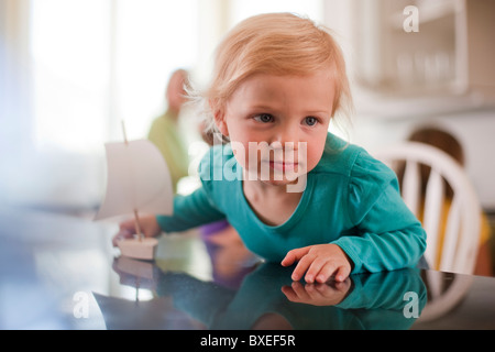 Giovane ragazza che gioca con la barca giocattolo Foto Stock