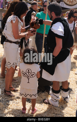 Dettaglio del vestito Astur nella piazza principale ' Astur-Roman Festival di La Carisa ' CARABANZO Asturias Spagna. Foto Stock