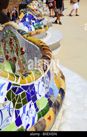 Panchina nel parco Guell, Barcellona, Spagna Foto Stock