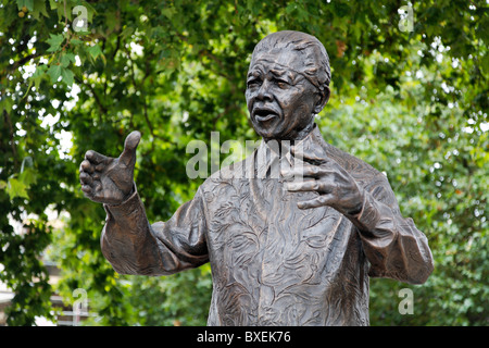 Il Nelson Mandela statua in piazza del Parlamento, Westminster, London, Regno Unito Foto Stock