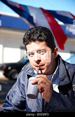 Uomo di bere Terere in Caacupe, Paraguay Foto Stock