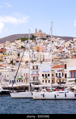 Vista di Ermoupolis, capitale del Greco Cyclade isola di Syros, con barche a vela ormeggiata in primo piano. Foto Stock