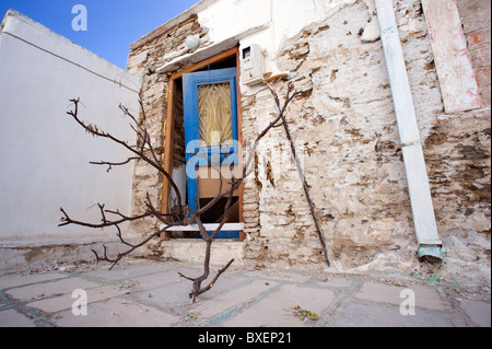 Facciata di una casa abbandonata in Isternia, un piccolo villaggio greco situato sull'Cyclade isola di Tinos. Foto Stock