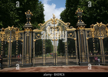 Cancelli dorati del parco verde di fronte a Buckingham Palace Foto Stock