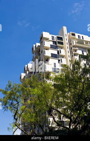 Esempio di moderno ed alto edificio di appartamenti residenziali in Singapore Foto Stock