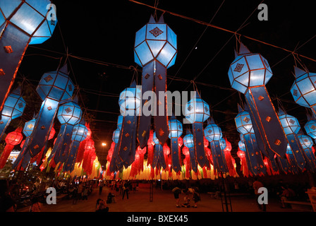 Lanterne di carta a Loy Kratong festival,Thapae Gate,Chiang Mai, Thailandia Foto Stock