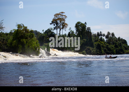 Barca river rapids Camerun Kribi rain forest row Foto Stock