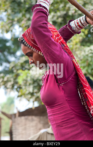 Gadia Lohar. * Il Rajasthan nomade donna metallo di martellamento. India del vagabondaggio fabbri Foto Stock