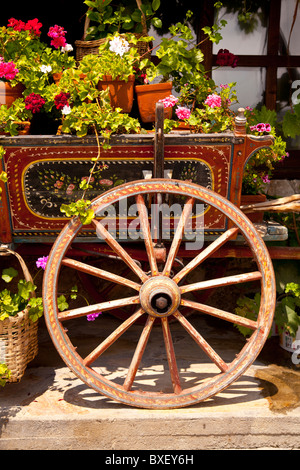 Fiori e decorazioni del carrello in Gurko Street in Velilo Turnovo in Bulgaria Foto Stock