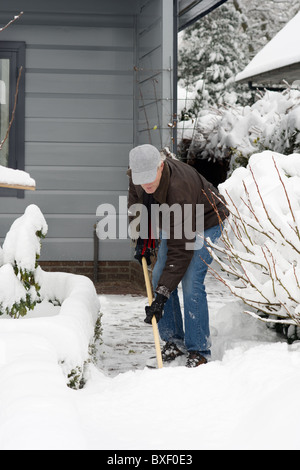 L uomo è la rimozione neve dal suo percorso Foto Stock