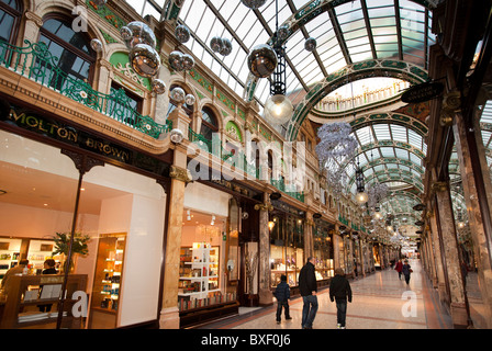 Regno Unito, Inghilterra, Yorkshire, Leeds, Victoria Quarter, County porticato decorato a Natale Foto Stock