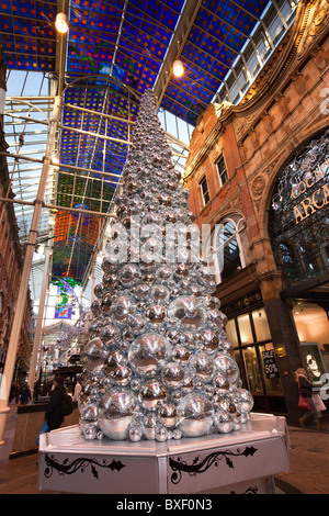 Regno Unito, Inghilterra, Yorkshire, Leeds, Victoria Quarter, glitter sfera albero di Natale in Queen Victoria Street Foto Stock