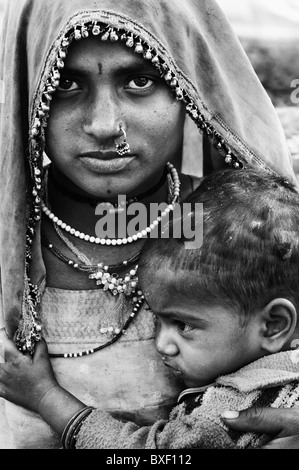 Gadia Lohar. * Il Rajasthan nomade donna e bambino. India del vagabondaggio fabbri. India. Monocromatico Foto Stock