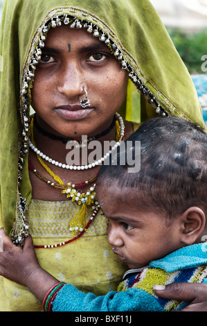 Gadia Lohar. * Il Rajasthan nomade donna e bambino. India del vagabondaggio fabbri. India Foto Stock