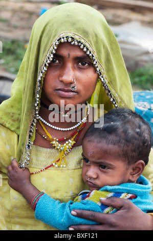 Gadia Lohar. * Il Rajasthan nomade donna e bambino. India del vagabondaggio fabbri. India Foto Stock