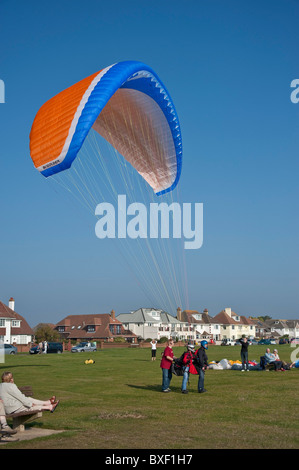 Preparazione per il decollo - Parapendio a Cinisello Balsamo, Hampshire, Inghilterra, Regno Unito Foto Stock