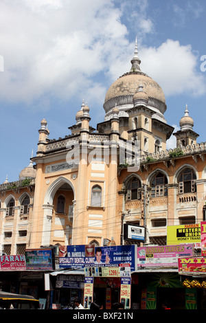 Vista di Unani Charminar Ospedale e strada trafficata scena di Hyderabad, India Foto Stock