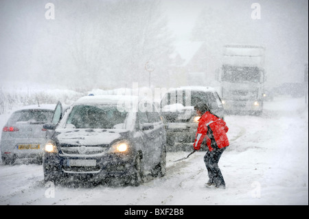 Il traffico catturato in condizioni di bufera di neve sulla A436 vicino Andoversford Gloucestershire 18 Dic 2010 Foto Stock