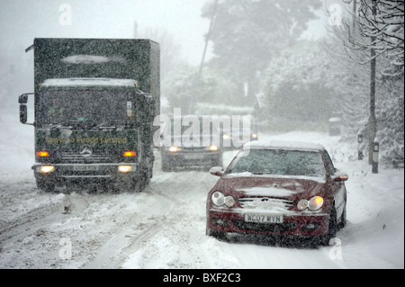 Il traffico catturato in condizioni di bufera di neve sulla A40 nei pressi di Andoversford Gloucestershire 18 Dic 2010 Foto Stock