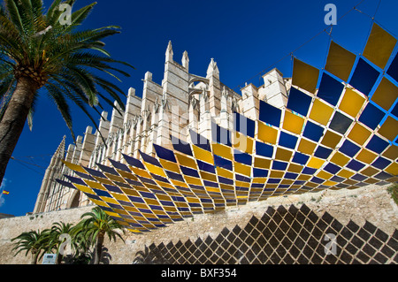 MALLORCA FIESTA colore la cattedrale di Palma La mare in Palma Mallorca, osservata sotto colorato il baldacchino del sole che forniscono ombra per feste all'aperto in Spagna Foto Stock