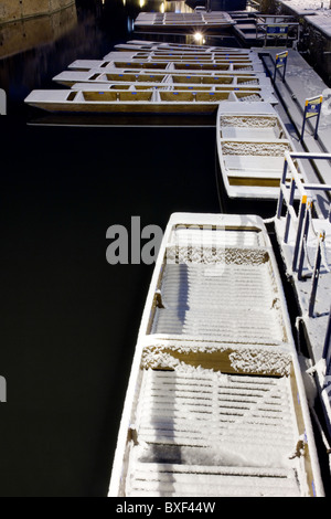 Coperte di neve sterline galleggiante sul fiume Cam in Cambridge di notte Foto Stock