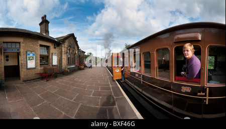 Stazione Oakworth, vicino Haworth; parte di Keighley e Worth Valley Railway. Foto Stock