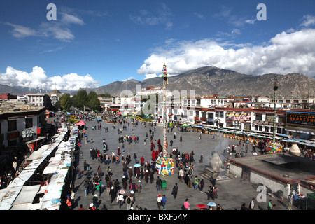 Vista su piazza Barkhor dalla sommità del Jokhang Tempio a Lhasa, in Tibet (regione autonoma del Tibet), Cina. Foto Stock