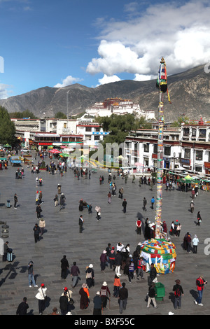 Vista su piazza Barkhor dalla sommità del Jokhang Tempio a Lhasa, in Tibet (regione autonoma del Tibet), Cina. Foto Stock