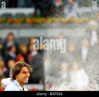 Rafael Nadal ha sconfitto il campione in carica Roger Federer 6-4 7-6 in Madrid Masters finale, a tenuta un storico terzo Masters di Foto Stock