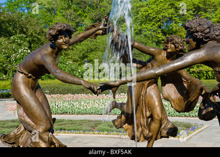 Giardino nel Central Park di New York City con la Danza tre pulzelle statua dello scultore Walter Schott. Foto Stock