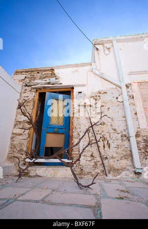 Facciata di una casa abbandonata in Isternia, un piccolo villaggio greco situato sull'Cyclade isola di Tinos. Foto Stock