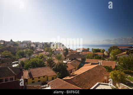 La Turchia, Antalya, i tetti della Città Vecchia, Mare Mediterraneo sullo sfondo Foto Stock