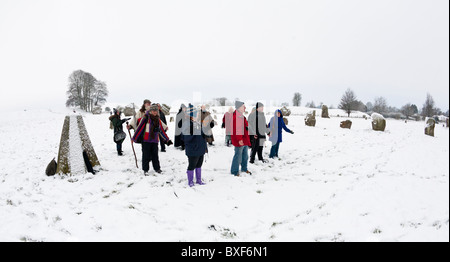 I druidi per celebrare il solstizio d'inverno nella neve ad Avebury Stone Circle, Wiltshire, Regno Unito Foto Stock