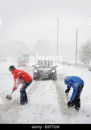 Il traffico catturato in condizioni di bufera di neve sulla A436 vicino Andoversford Gloucestershire 18 Dic 2010 Foto Stock