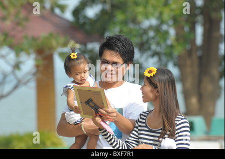 Famiglia thai ammirando una foto , i campi di girasole di lopburi , della Thailandia Foto Stock