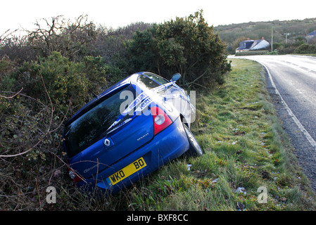 Una vettura incidentata, skidded su ghiaccio su un paese Lane, Regno Unito Foto Stock