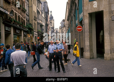 Poliziotti francesi, Rue du Gros Horloge, città di Rouen, Alta Normandia, Francia Foto Stock