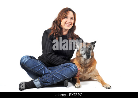 Giovane donna e la sua vecchia razza sheepdog belga malinois Foto Stock