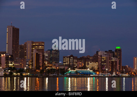 Skyline della città e le piccole imbarcazioni Harbour come visto da Wilson (Wilsons) Wharf vicino al porto. Durban. KwaZulu Natal. Sud Africa. Foto Stock