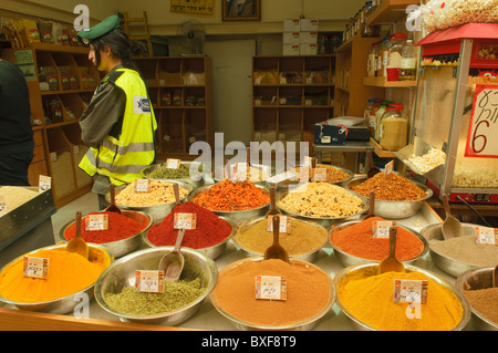 Fornitore di spezie al Mahane Yehuda Market in Gerusalemme, Israele Foto Stock