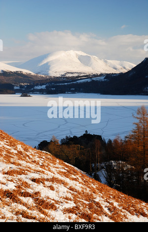 Vista da Hause cancello su Cat campane oltre congelati Derwent Water verso Blencathra in inverno nel Lake District inglese Foto Stock