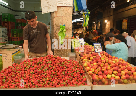 Strawberry produttore presso il Mahane Yehuda Market in Gerusalemme, Israele Foto Stock