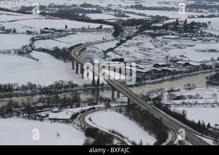 Vista aerea del Friarton ponte sul fiume Tay in inverno vicino a Perth Scozia Dicembre 2010 Foto Stock