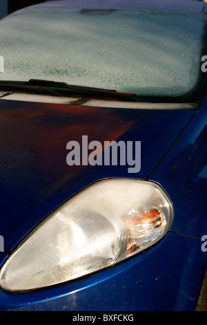 Fiat Punto dopo una notte fredda in autunno Foto Stock