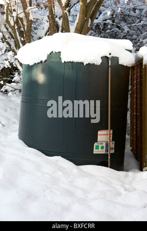 Home riscaldamento serbatoio olio ricoperta di neve in una fredda inverni nevosi giorno Irlanda del Nord Foto Stock