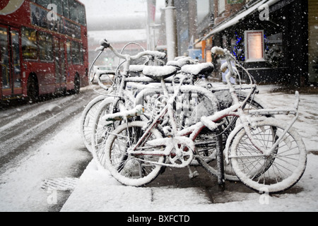 Biciclette coperto da neve, Londra, Inghilterra, Regno Unito. Foto Stock