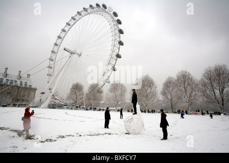 Le persone che giocano con le palle di neve a Jubilee Gardens, Londra, Inghilterra, Regno Unito. Foto Stock