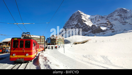 Jungfraujoch treno presso Kleiner Scheidegg in inverno con l'Eiger (sinistra) allora il Monch montagne. Alpi svizzere Svizzera Foto Stock